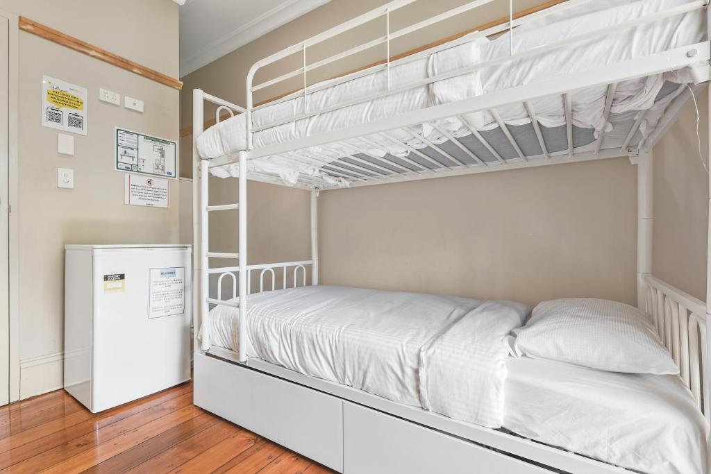 
Private Room with Balcony for 2 Guests (Shared Bathroom)
