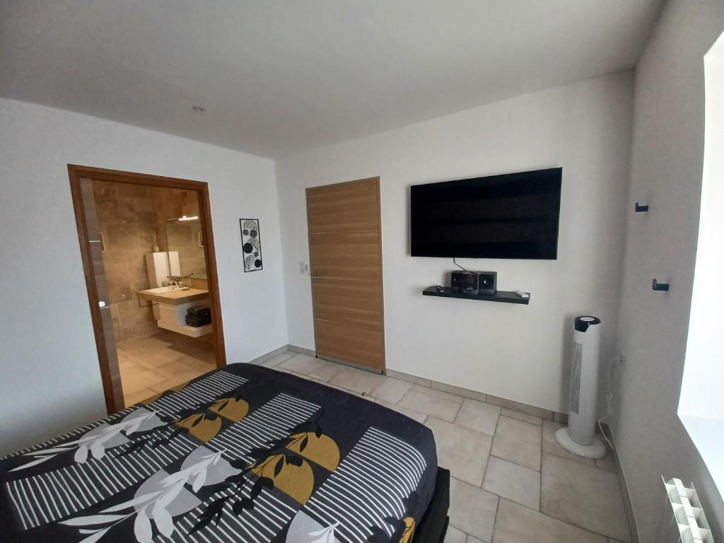 Televízia a/alebo spoločenská miestnosť v ubytovaní La Grange 3 étoiles - Maison d'hôte à 10 min des plages