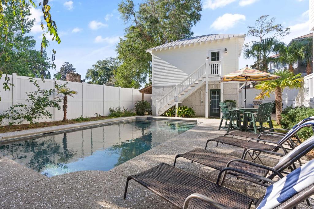 Bazén v ubytování Don't Worry, Beach Happy - 4327 Twelth Street nebo v jeho okolí