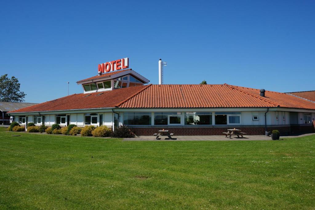 um edifício com um sinal em cima em Motel Spar 10 em Viborg