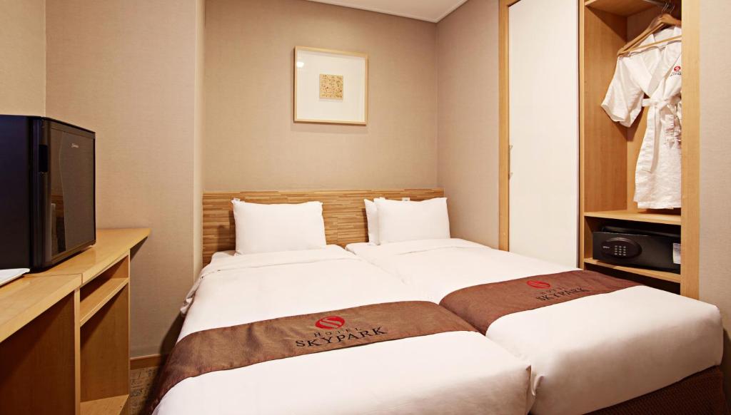 Postel nebo postele na pokoji v ubytování Hotel Skypark Myeongdong 2