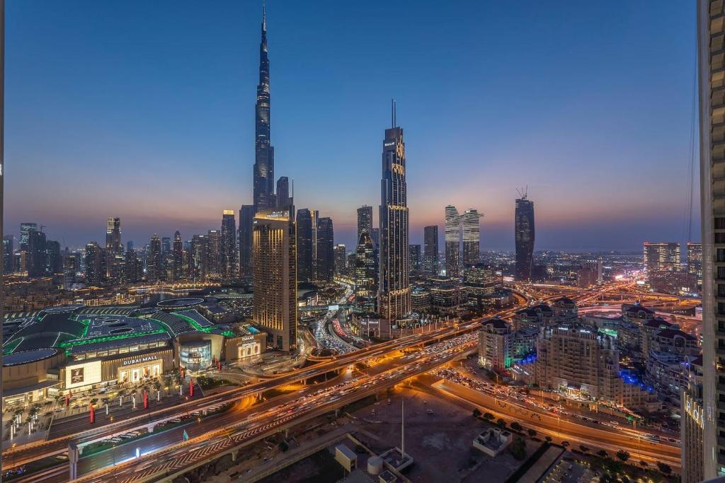 Stunning Views, Luxury Residence By Chi Living في دبي: اطلالة على مدينة بالليل مع الزحمة