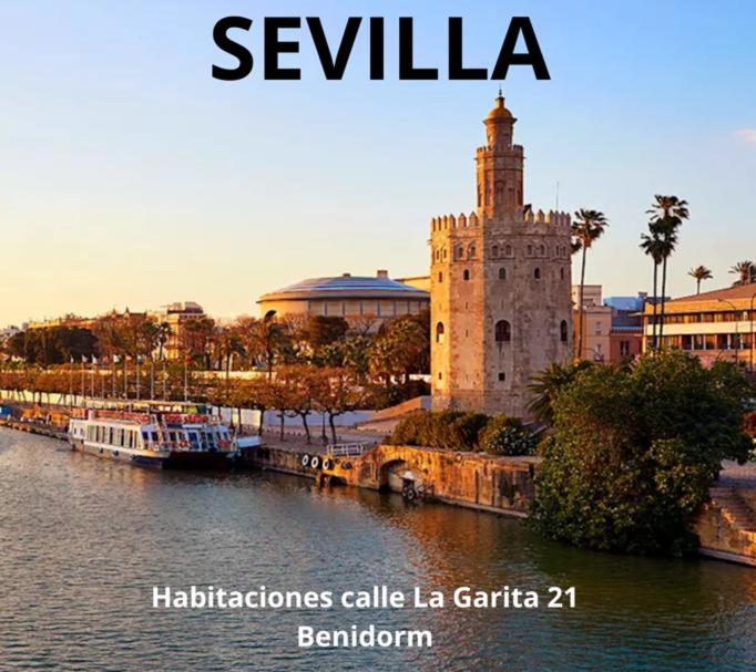 um cartaz de um edifício ao lado de um rio em Habitacion Sevilla em Benidorm