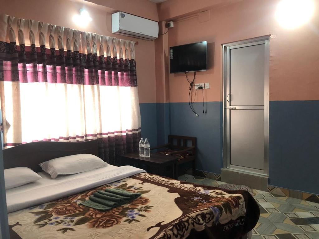 Llit o llits en una habitació de Krishna Inn