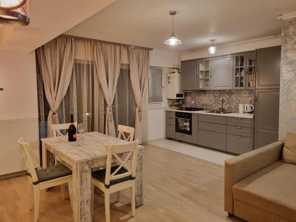 une cuisine et un salon avec une table et un canapé dans l'établissement Park Residence 5, 2 Bedroom Apartment, à Bucarest