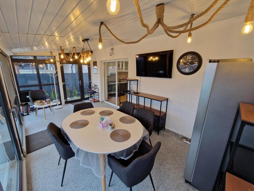 Vila 12 في Cornetu: غرفة طعام مع طاولة وكراسي