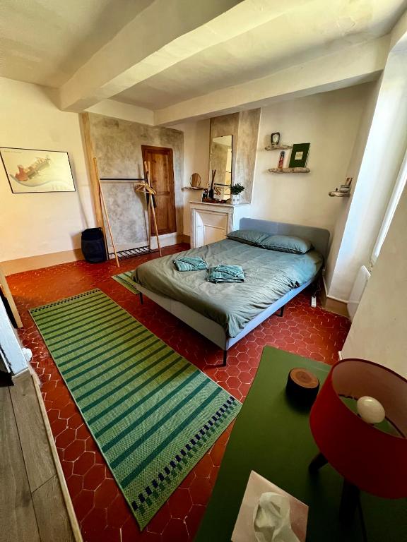 Photo de la galerie de l'établissement Charmante Maison de village au coeur de la Provence Verte, à Esparron