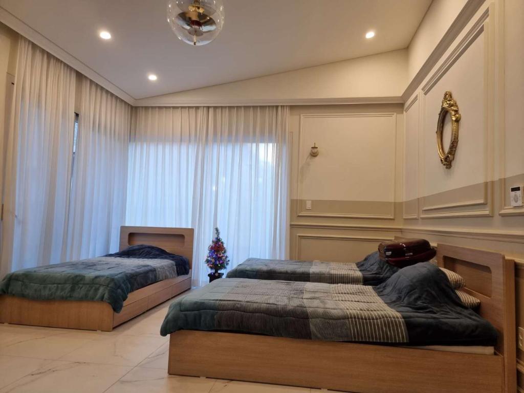 首爾的住宿－ypark，一间卧室配有两张床和镜子