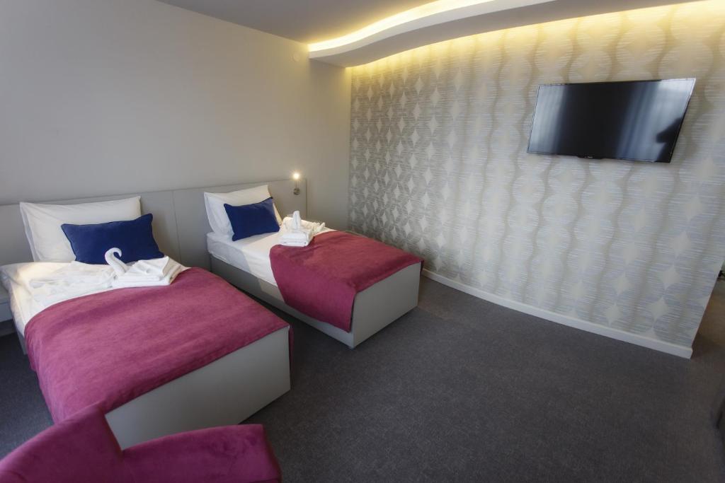 Postel nebo postele na pokoji v ubytování Hotel Kragujevac