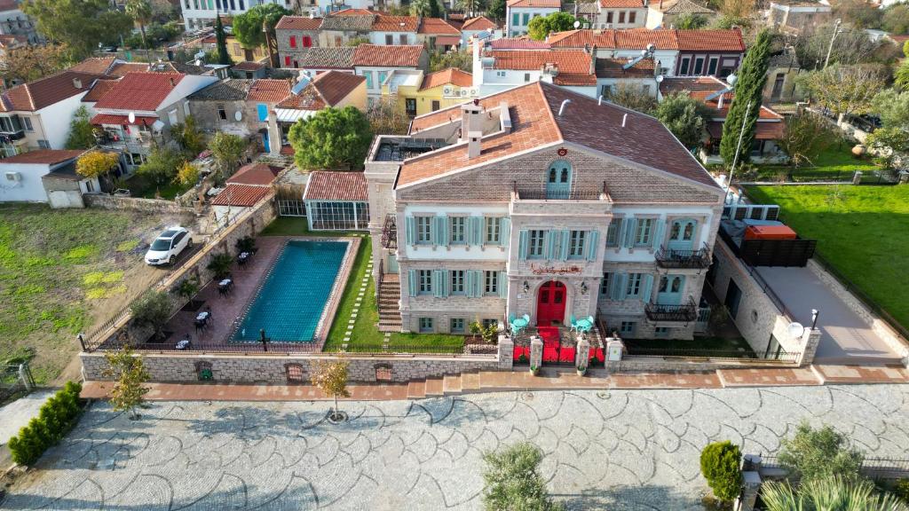 uma vista aérea de uma grande casa com piscina em Naz Su Cunda em Cunda
