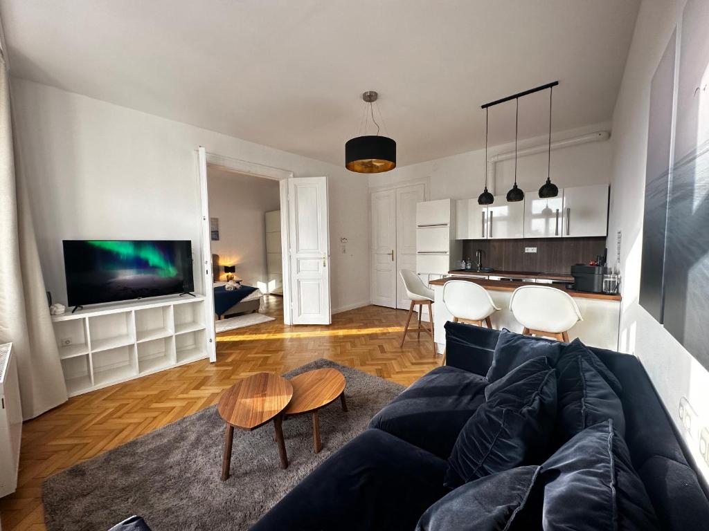 sala de estar con sofá y mesa en Luxury 3 bedroom apartment near Schönbrunn Palace, en Viena
