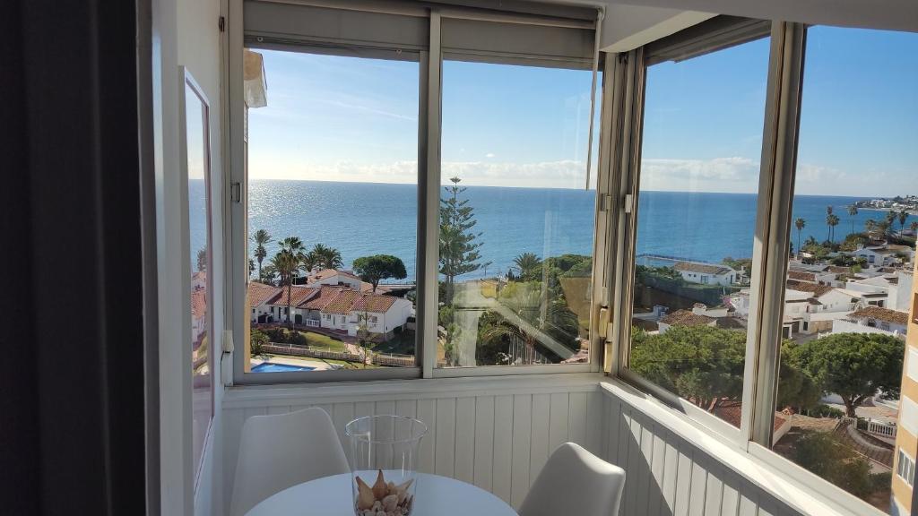 ラ・カラ・デ・ミハスにあるLoft La Cala de Mijas beach estudio mirando al marの海の景色を望む窓付きの客室です。