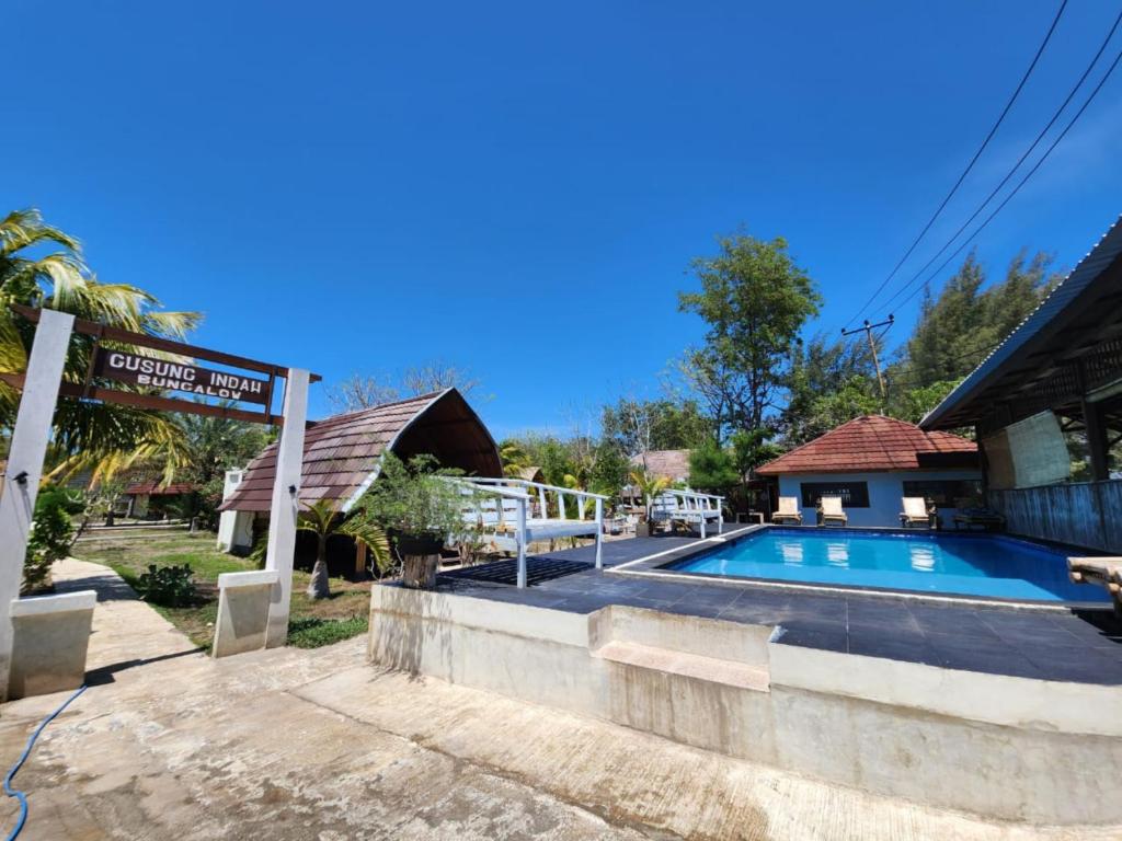 The swimming pool at or close to Gusung Indah Bungalow Gili Air