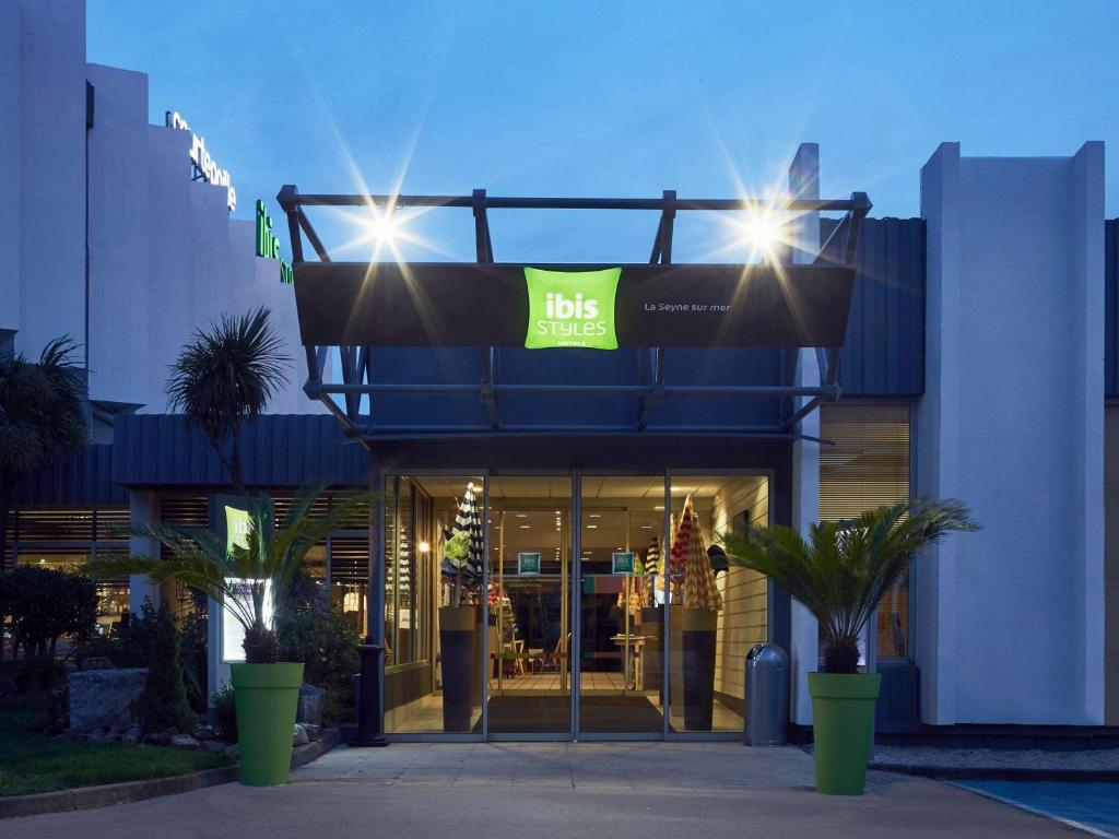 un edificio con una señal que lee grandes sonrisas en Ibis styles Toulon la Seyne sur Mer, en La Seyne-sur-Mer