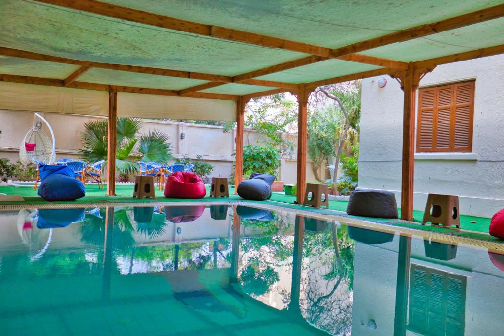 - une piscine avec des balles colorées dans l'eau dans l'établissement Egyptus Villa Hostel, à Alexandrie