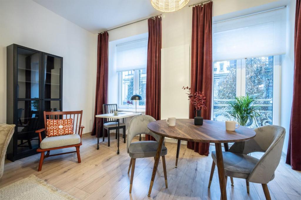 a dining room with a table and chairs at Apartament Próchnika 9 in Łódź