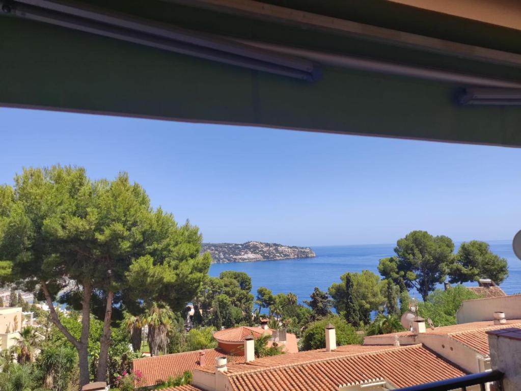 una casa con vistas al océano en Luz de Tropicana, en La Herradura