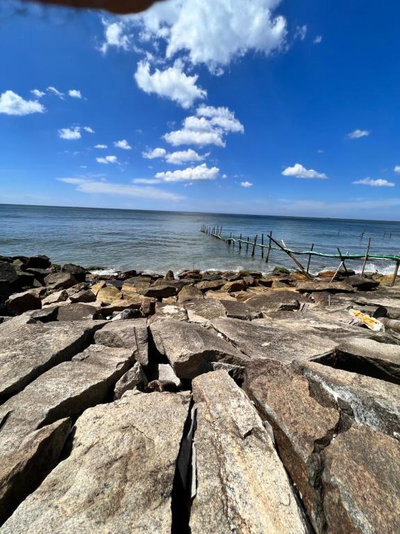 kamienistej plaży z molo w wodzie w obiekcie Ocean View w mieście Kollam