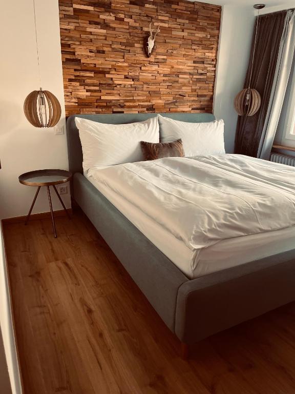 Postel nebo postele na pokoji v ubytování Boutique Hotel Bellevue B&B am Brienzersee Iseltwald Interlaken