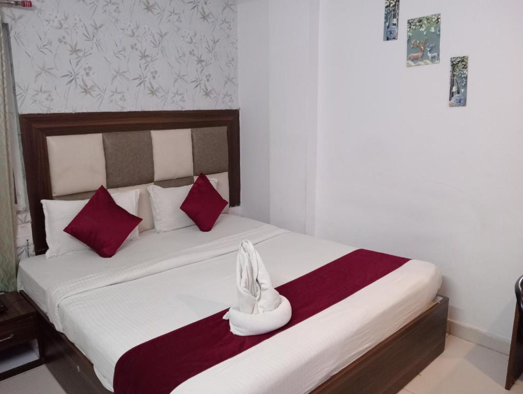 een slaapkamer met een bed met een schoen erop bij HOTEL NEW MN GRAND in Hyderabad