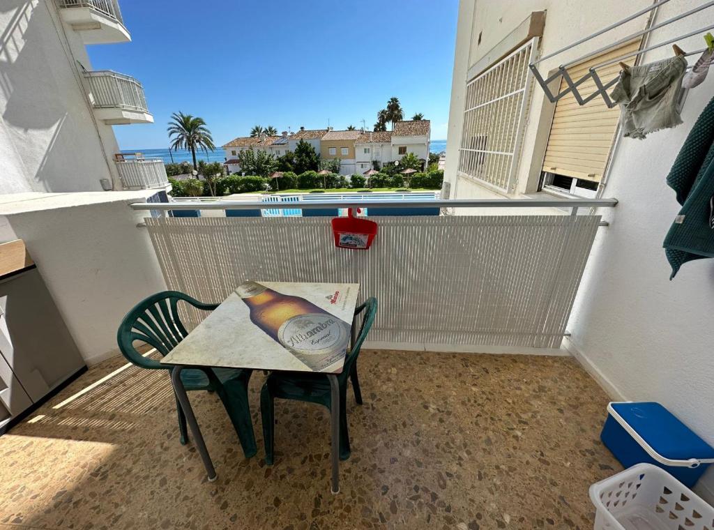 Balkón nebo terasa v ubytování Apartamento en complejo residencial con piscina y garaje frente al mar