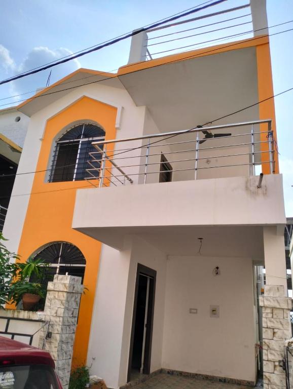 una casa de color naranja y blanco en Darbar Villa en Bodh Gaya