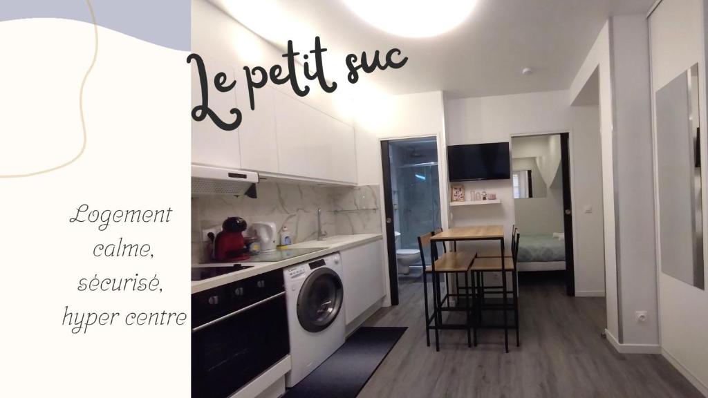Il comprend une cuisine équipée d'un évier et d'un lave-linge. dans l'établissement Le Petit Suc du Puy En Velay , Hyper centre ,calme ,Parking proche, au Puy-en-Velay