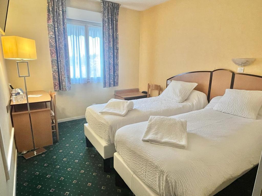 Postel nebo postele na pokoji v ubytování Logis Hôtel Sully le Château