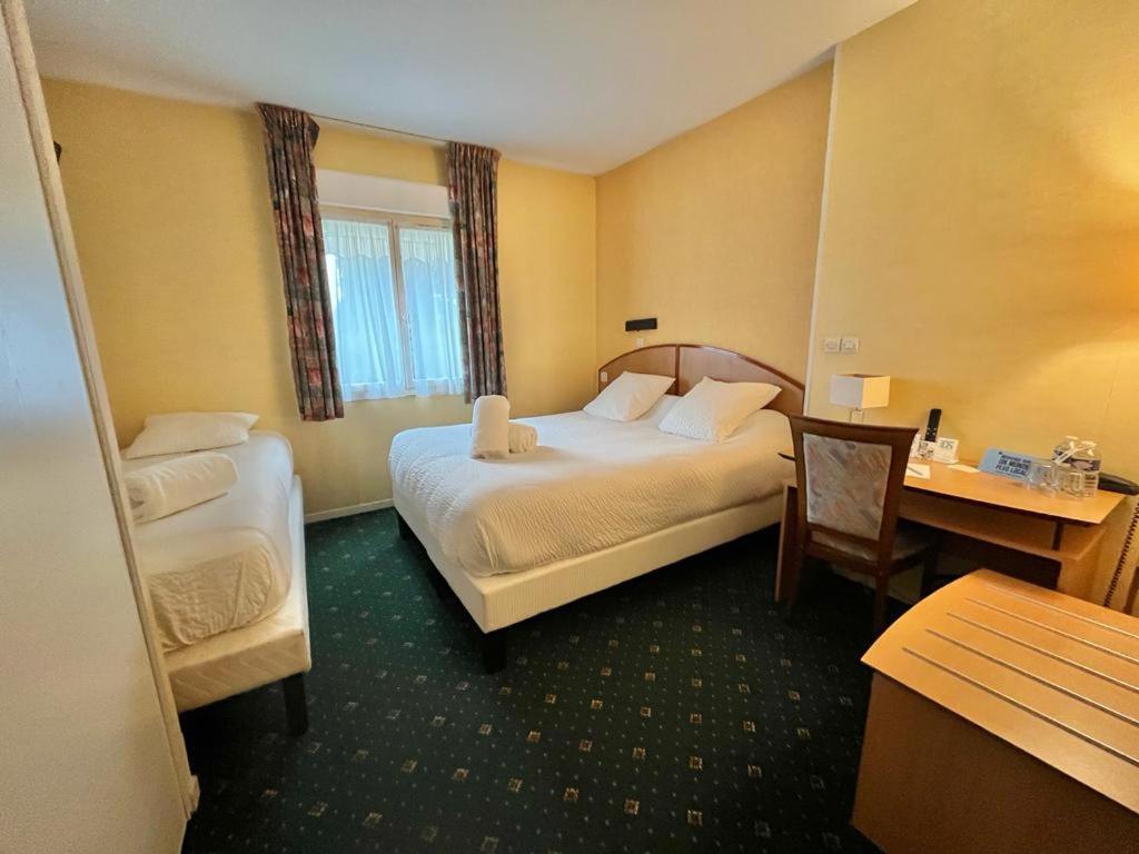 Postel nebo postele na pokoji v ubytování Logis Hôtel Sully le Château