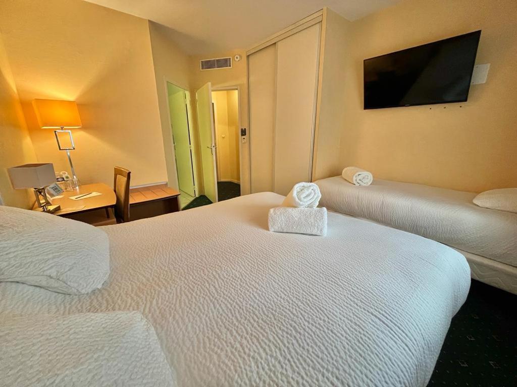 Postel nebo postele na pokoji v ubytování Logis Hôtel Sully le Château