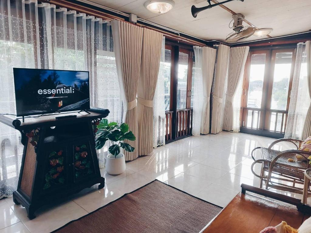 TV a/nebo společenská místnost v ubytování Green Riverside Homestay