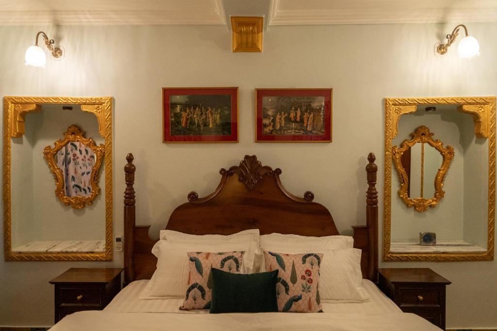 Postel nebo postele na pokoji v ubytování Cavalry Villa bikaner