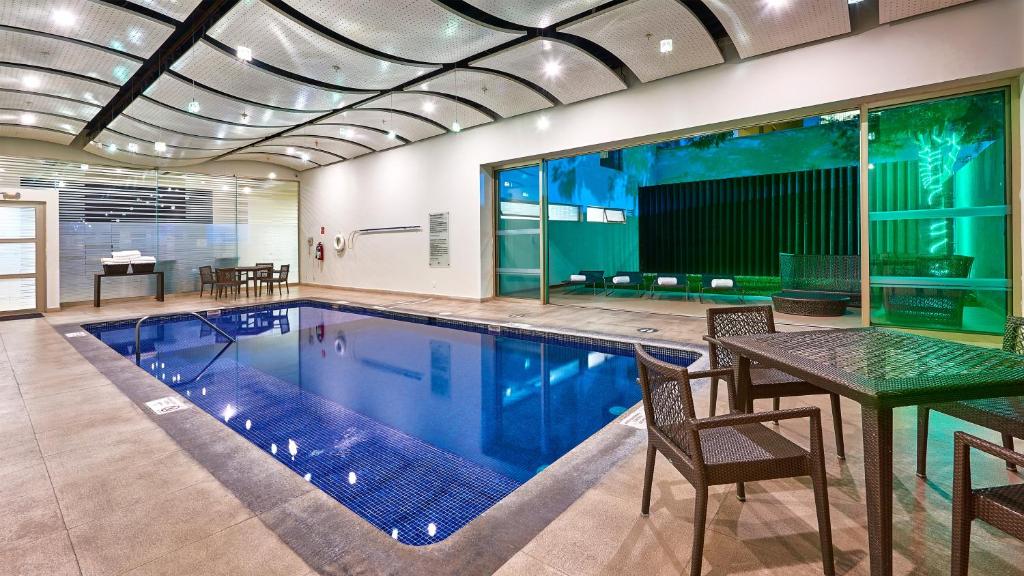 Bazén v ubytování Holiday Inn Guadalajara Patria-Universidad by IHG nebo v jeho okolí