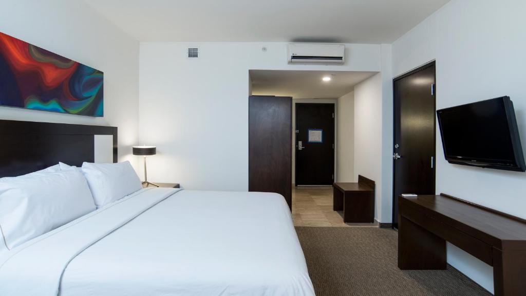 Postel nebo postele na pokoji v ubytování Holiday Inn Guadalajara Patria-Universidad by IHG