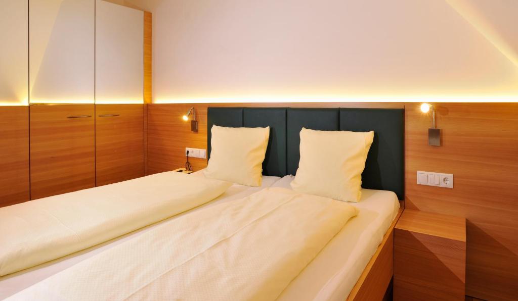 Postel nebo postele na pokoji v ubytování Sattlerhof Genießerhotel & Weingut