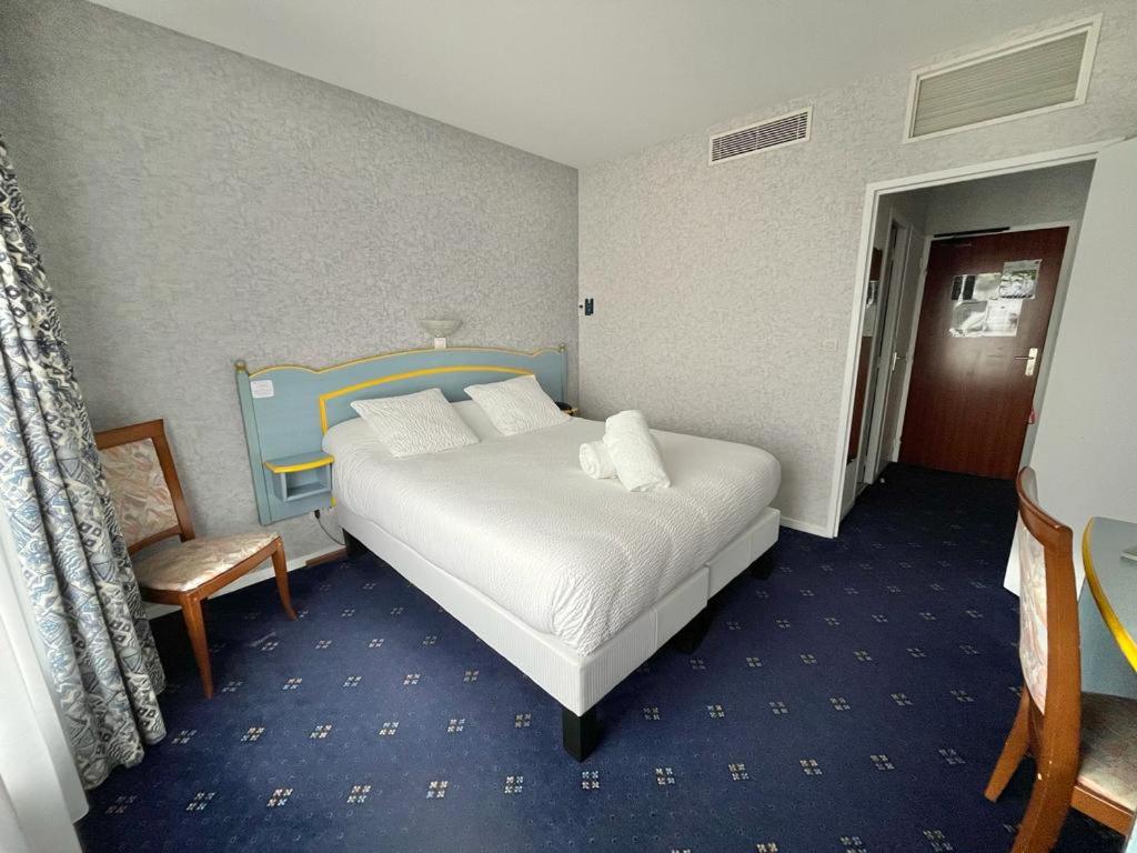 Postel nebo postele na pokoji v ubytování Logis Hôtel Sully le Château