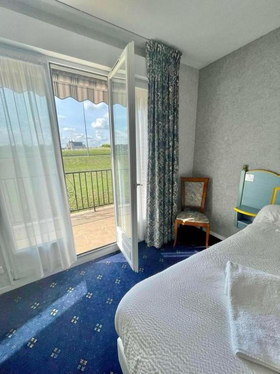 Postel nebo postele na pokoji v ubytování Logis Hôtel Sully le Château