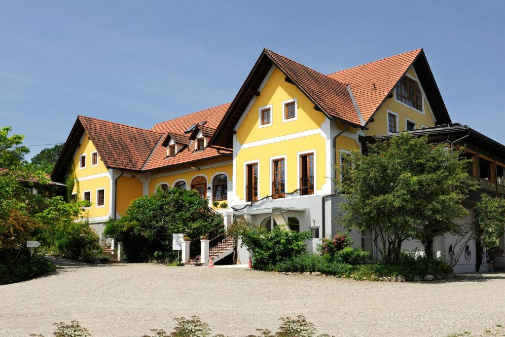 una casa de color amarillo y blanco en Sattlerhof Genießerhotel & Weingut en Gamlitz