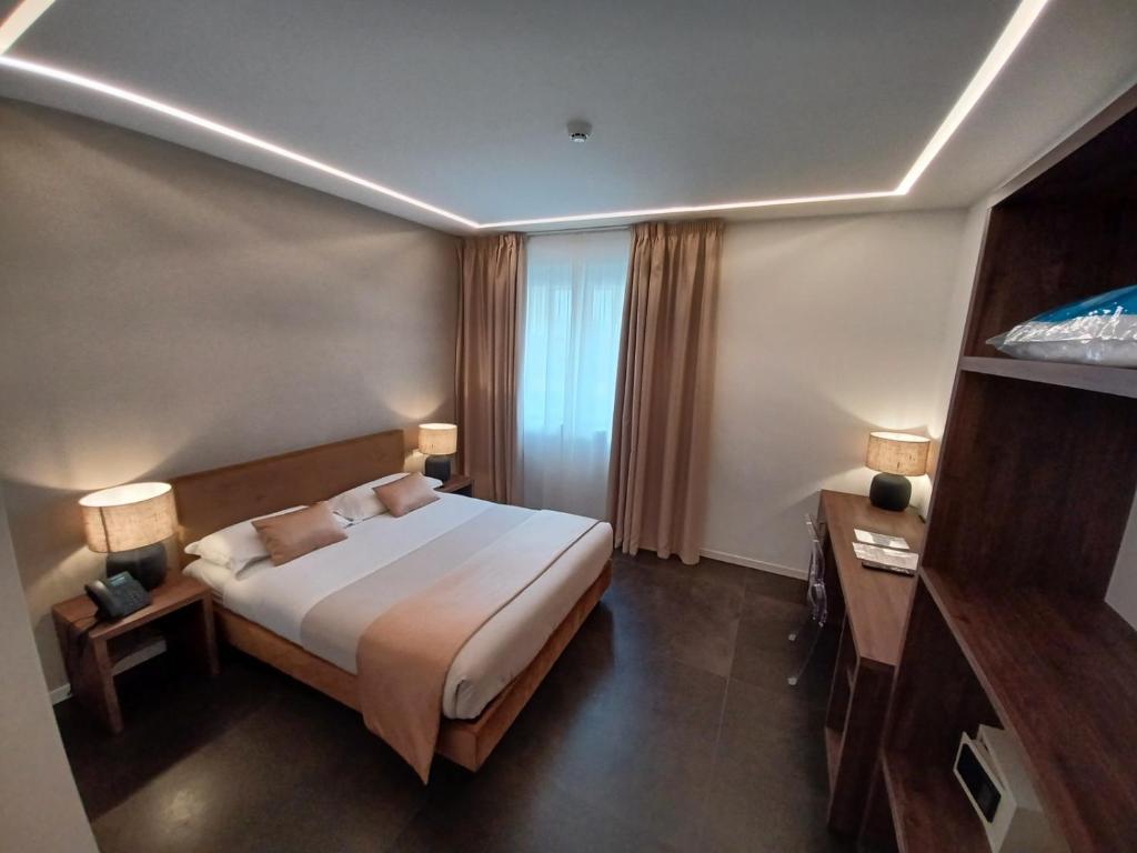 une chambre d'hôtel avec un lit et une fenêtre dans l'établissement Outside Boutique Hotel, à Foggia