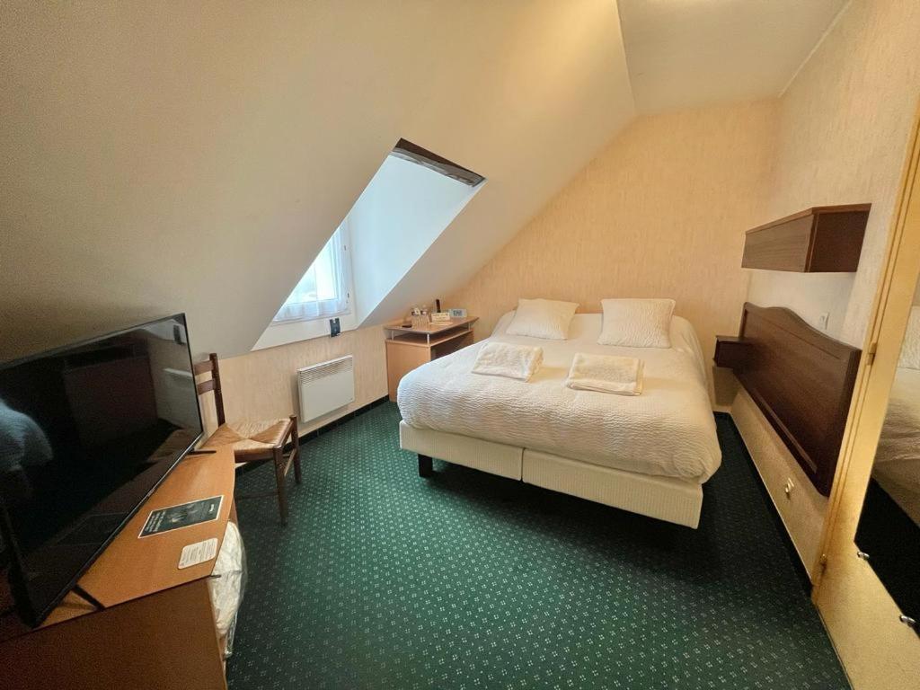 Postel nebo postele na pokoji v ubytování Logis Hôtel Sully le Château