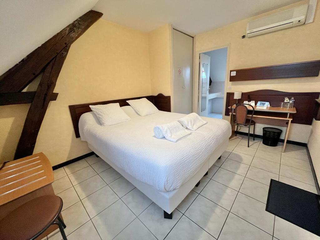 Postel nebo postele na pokoji v ubytování Logis Hôtel Sully le Château