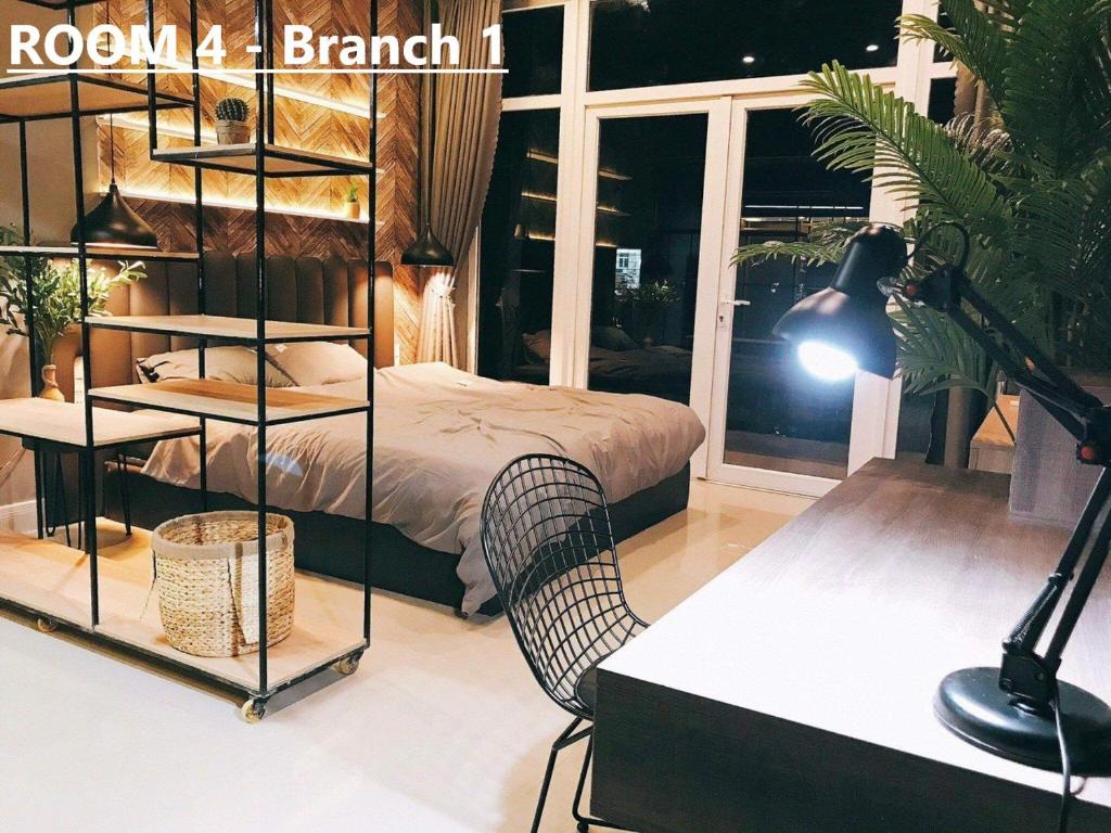 a room with a bed and a desk with a lamp at Nhà Yên 1 Bed 2 Beds Hotel Homestay Hostel Cần Thơ in Can Tho