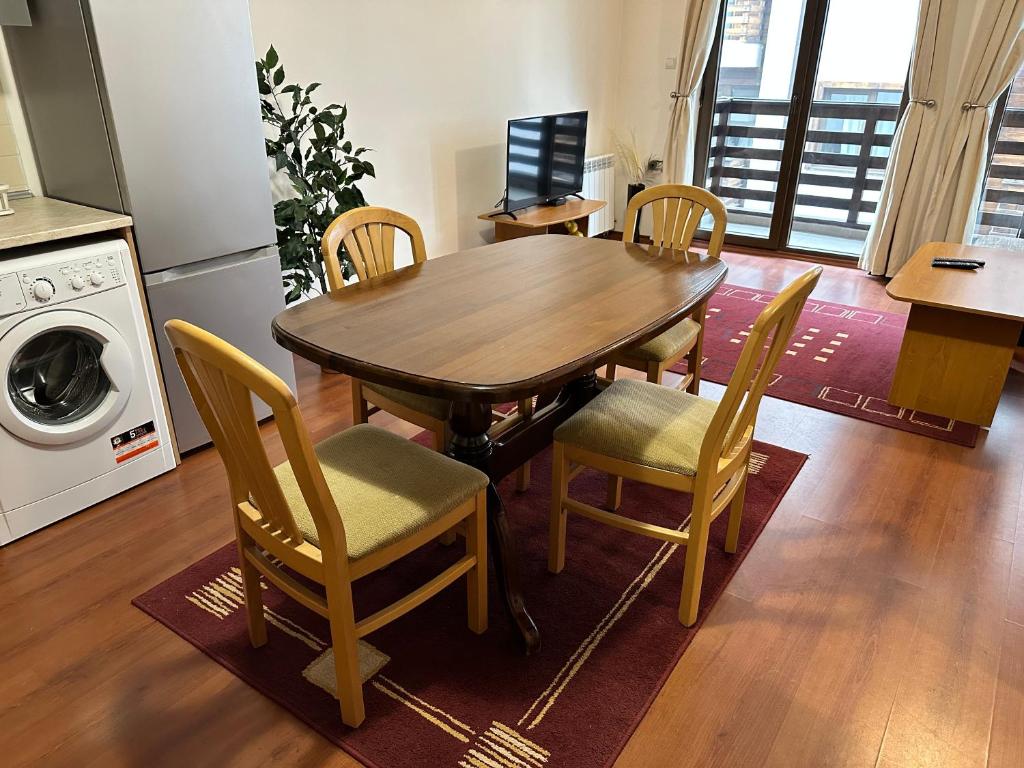 a dining room table and chairs in a kitchen at Gramadeto two bedroom apartment next to Gondola in Bansko