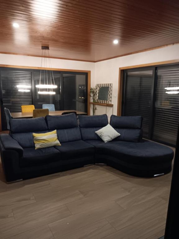 - un salon avec un canapé bleu et des oreillers dans l'établissement Passadiços do paiva house, à Cinfães