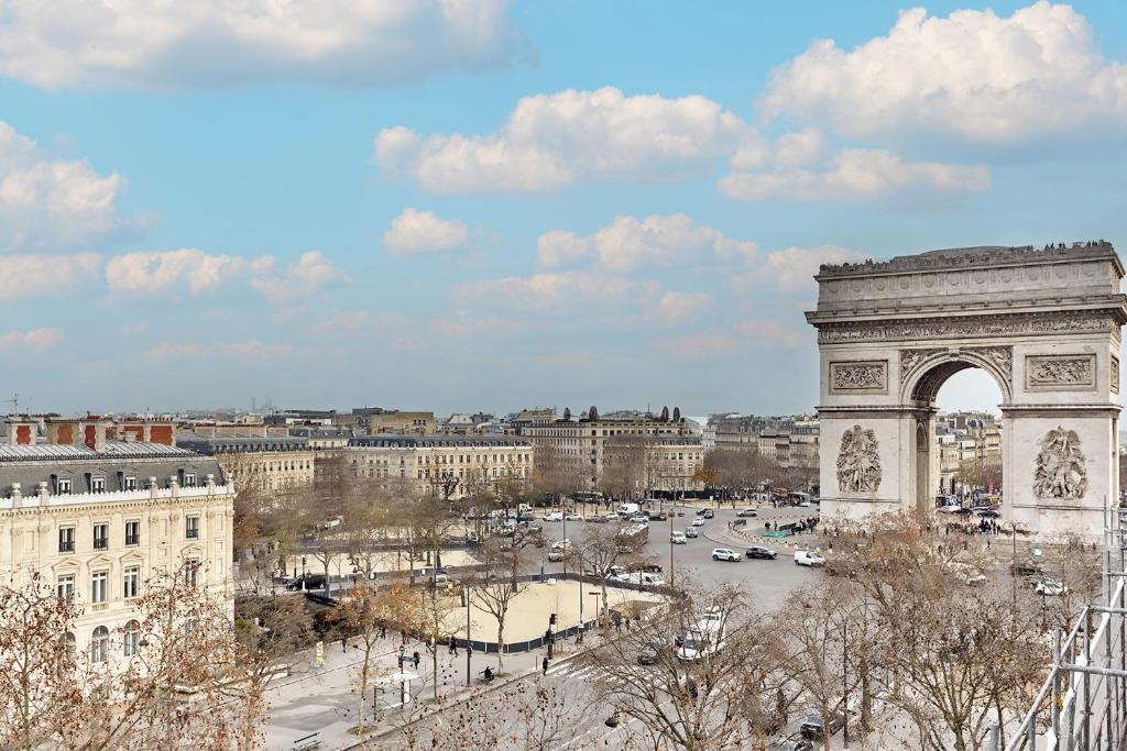 a view of a city with the arch of triumph at Apartment Arc de Triomphe by Studio prestige in Paris