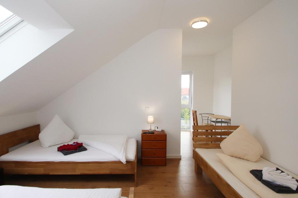 1 dormitorio con 2 camas y escalera en Apartments/Wohnungen direkt in Aschaffenburg, en Aschaffenburg