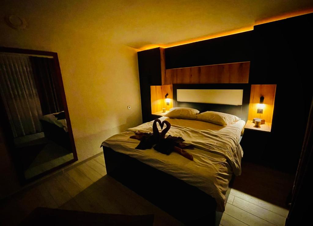 una habitación con una cama con un animal de peluche. en Apartments Ivangrad, en Berane
