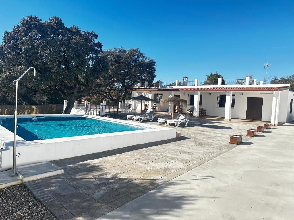 una piscina frente a una casa en Vivienda La Colina, en Córdoba