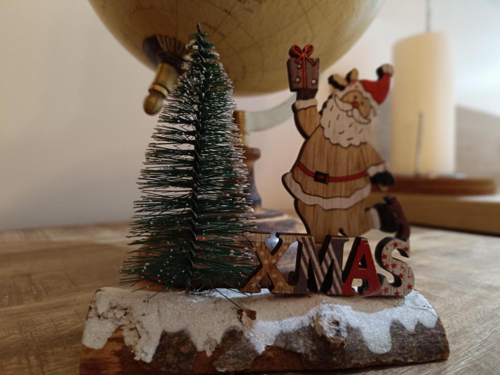 Eine Figur aus einer Santa-Klausel und einem Weihnachtsbaum in der Unterkunft Le Repos du Randonneur in Audinghen