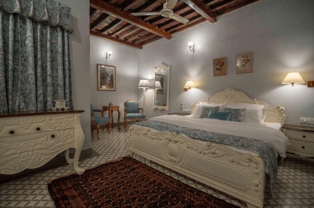 Postel nebo postele na pokoji v ubytování Cavalry Villa bikaner